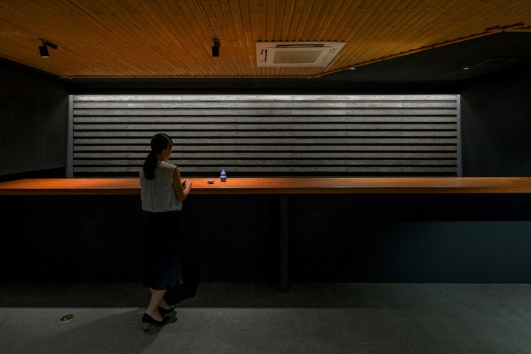 kondo museum japanisches kunstwek raumhöhe niedrig holzdecke steinboden
