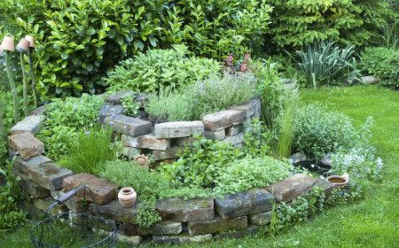 kräuterspirale bepflanzen garten Teich welche pflanzen oben unten