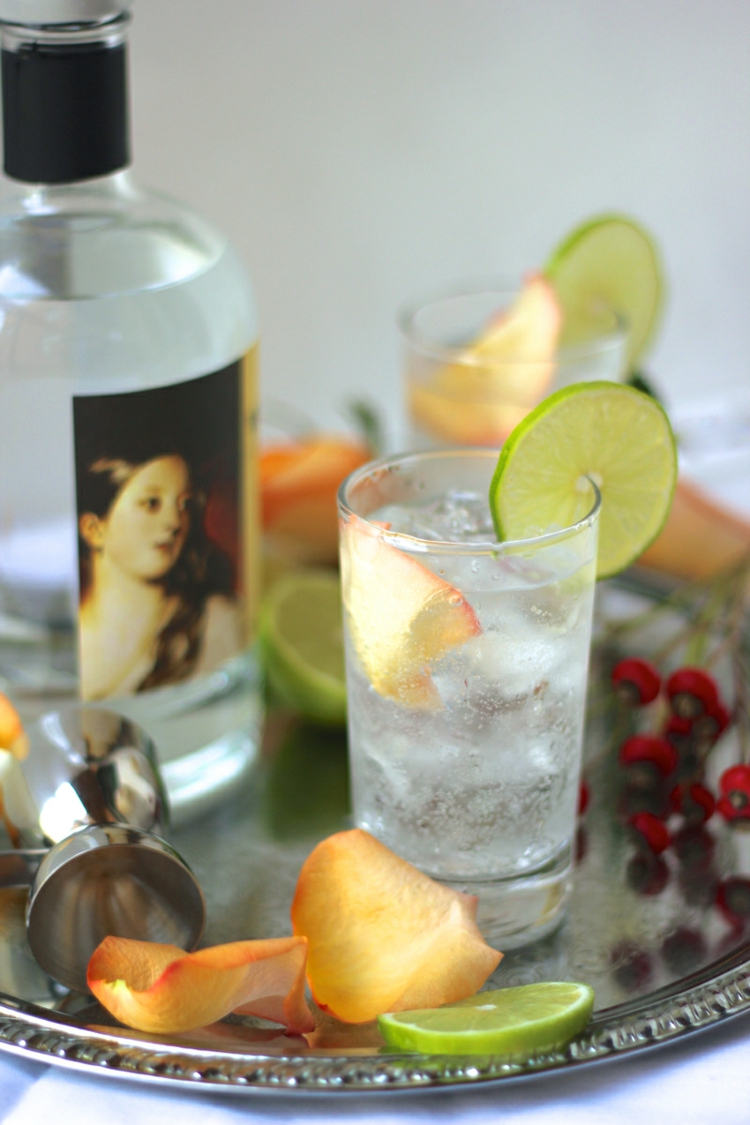 limette blumenblätter gin für gin tonic