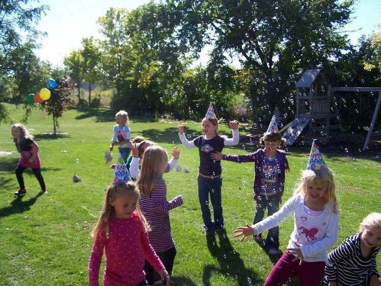 lustige Ideen Kindergeburtstag im Garten Seifenblasen pusten
