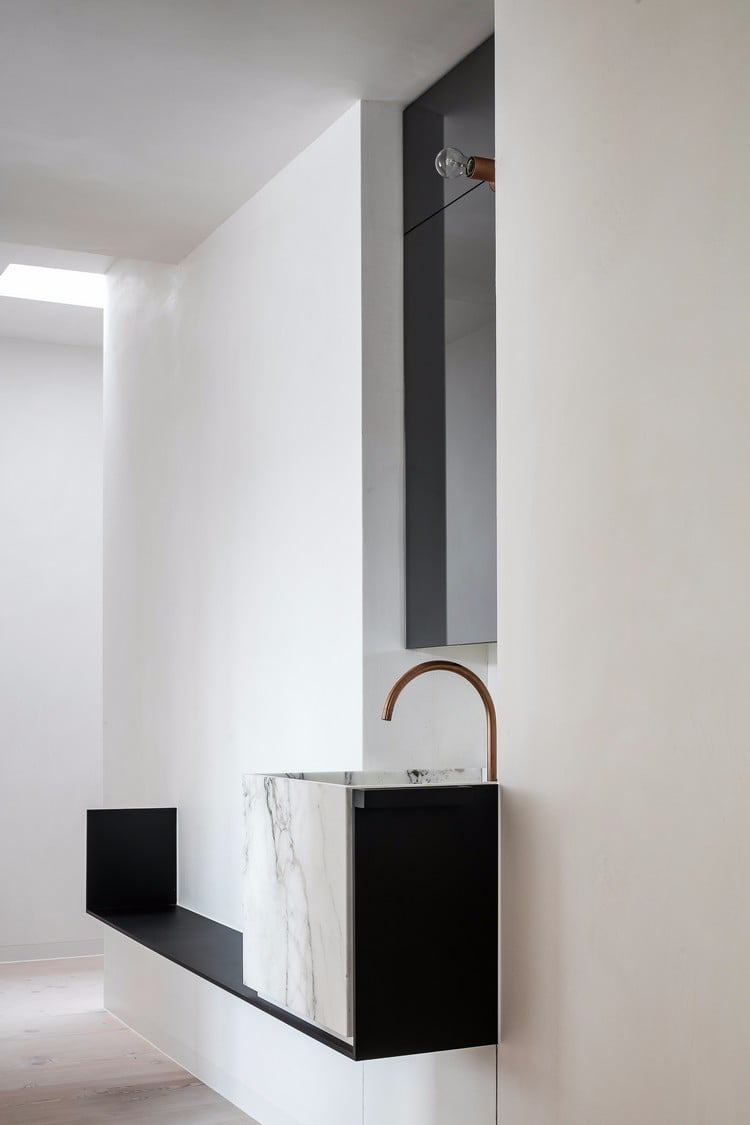 minimalisiches Bad Design Waschbecken Marmor weiße Wände