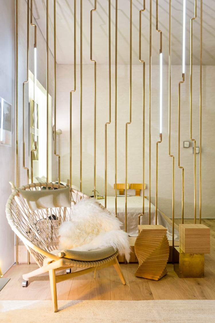 minimalistisch modern raumteiler design holz metall gold