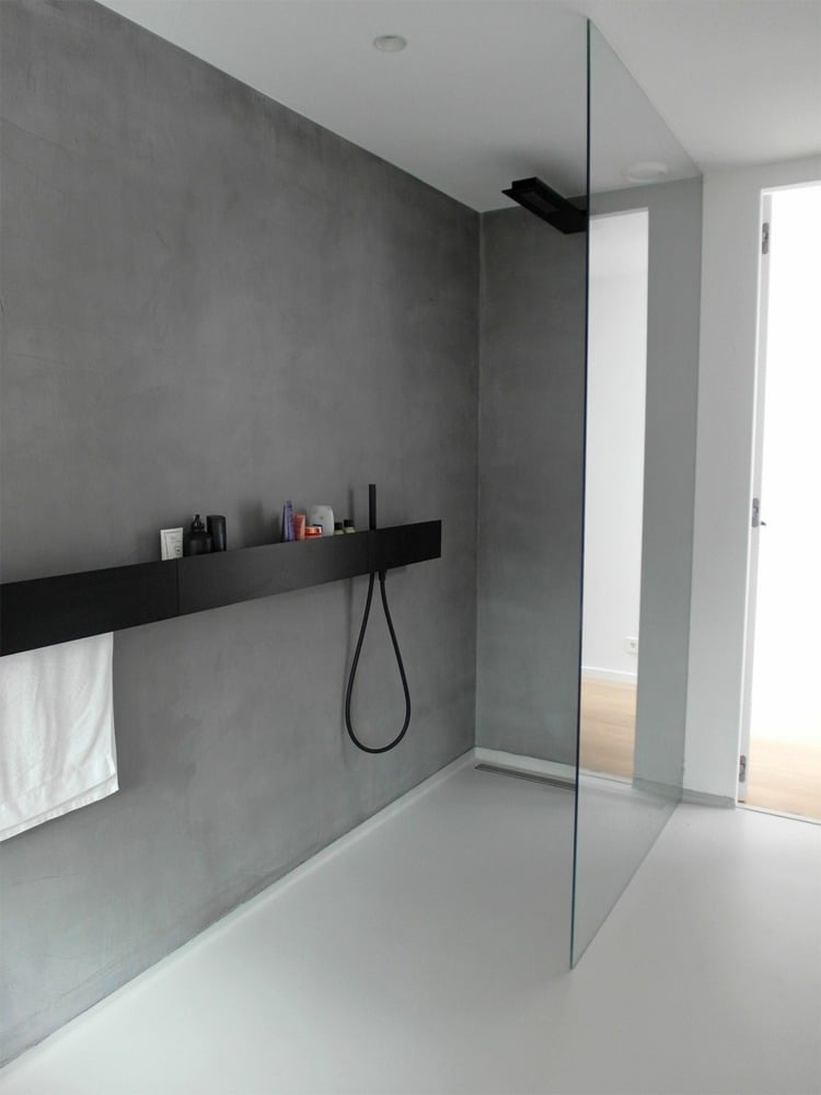 minimalistisches design graue wand dusche trennwand glas badezimmer armaturen schwarz