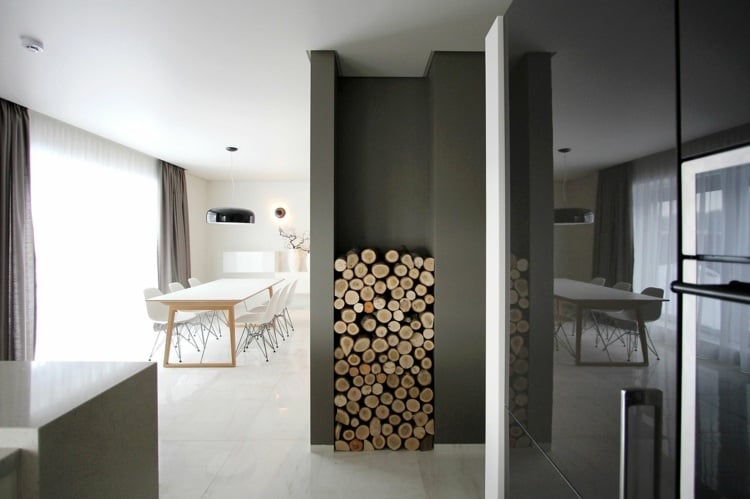 minimalistisches wohnzimmer wohnbereich wandnische regal holz lagern