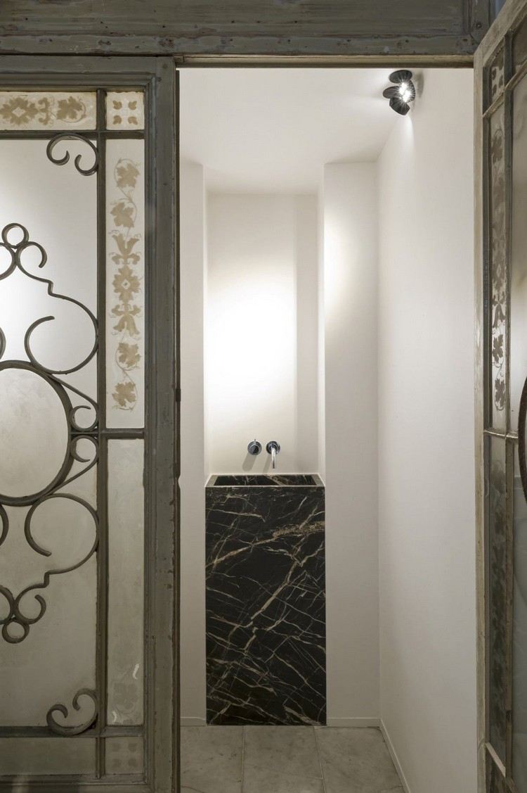 moderne Badezimmer Ideen Standwaschtisch schwarzer Marmor Nische