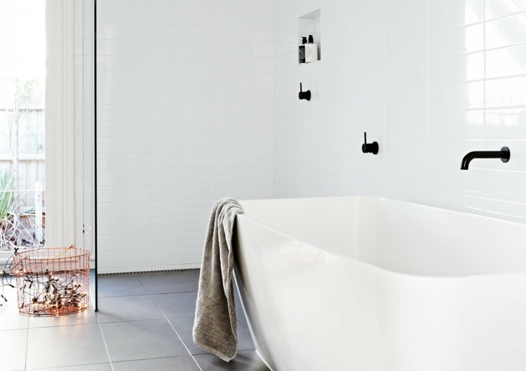 moderne armaturen badezimmer schwarz badewanne weiß glas trennwand