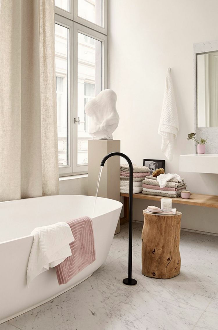 moderne badezimmer armaturen schwarz holz freistehende badewanne marmor boden