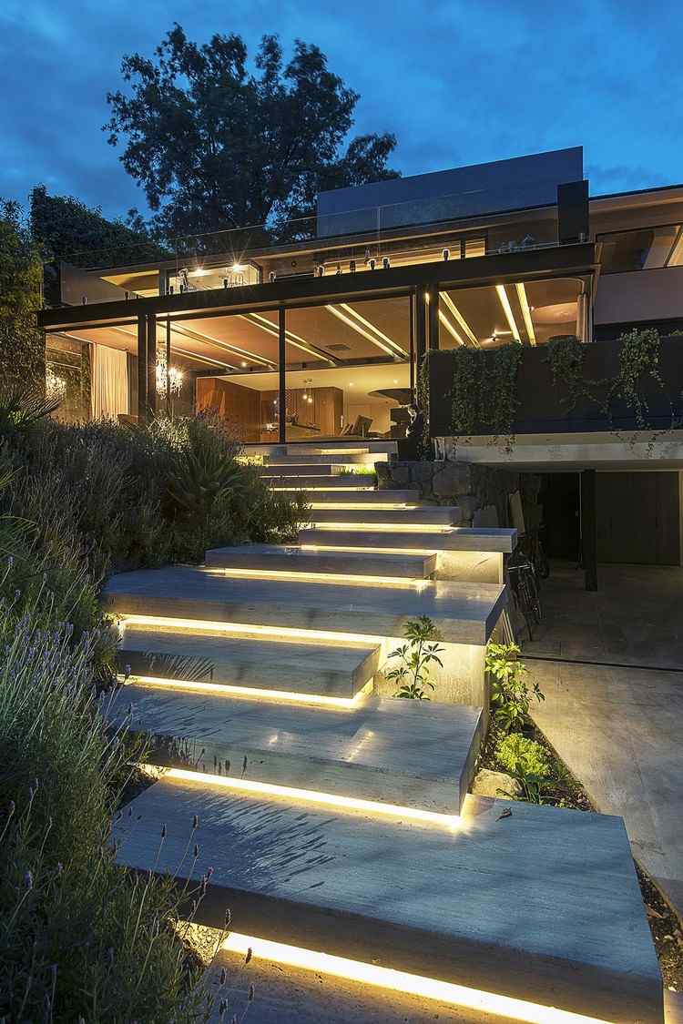 moderner landschaftsbau treppen im garten indirekt beleuchtete stufen