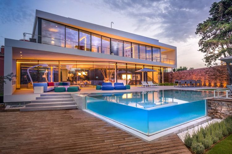 modernes Haus Spanien Pool Glaswand Beleuchtung Außenbereich