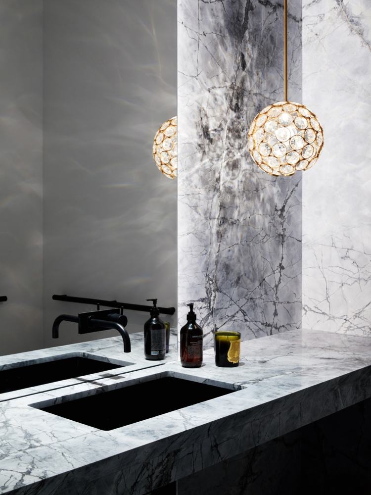 modernes badezimmer design spiegelwand marmor schwarze badezimmer armaturen pendelleuchte