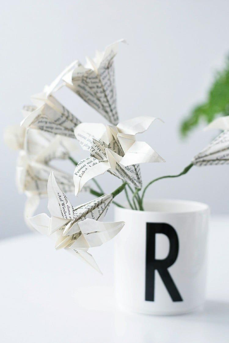 origami blumen falten buchseiten papier vase frühlingsdeko selber machen