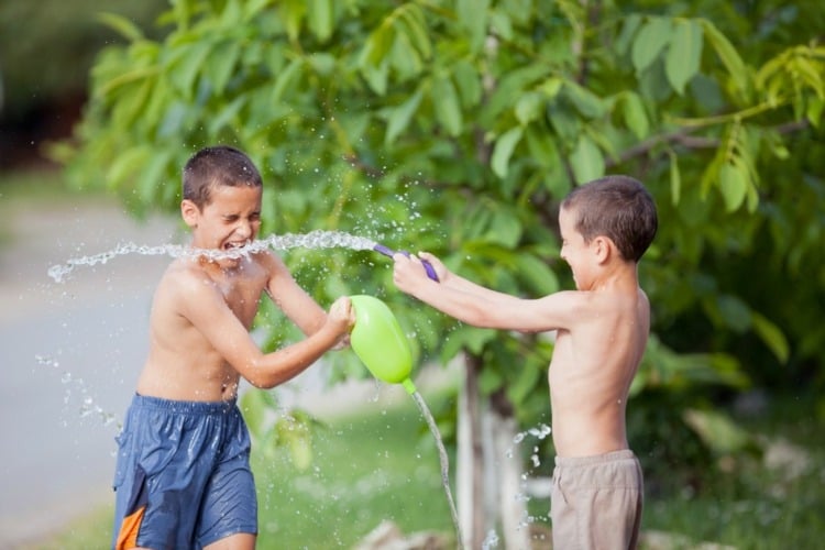 outdoor spiele für kinder sommer wasserspaß jungs