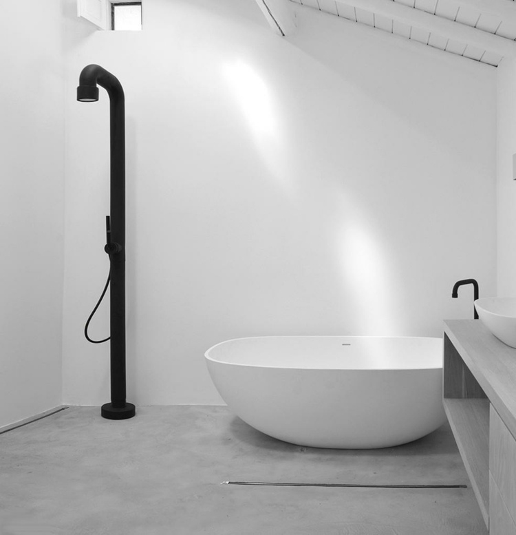 ovale freistehende badewanne dusche schwarz rustikal