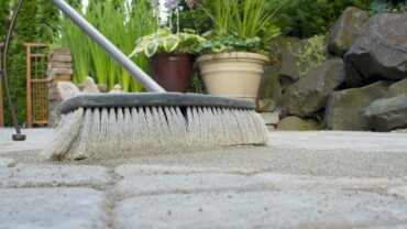 patio beton terrassenplatten reinigen sand bürste