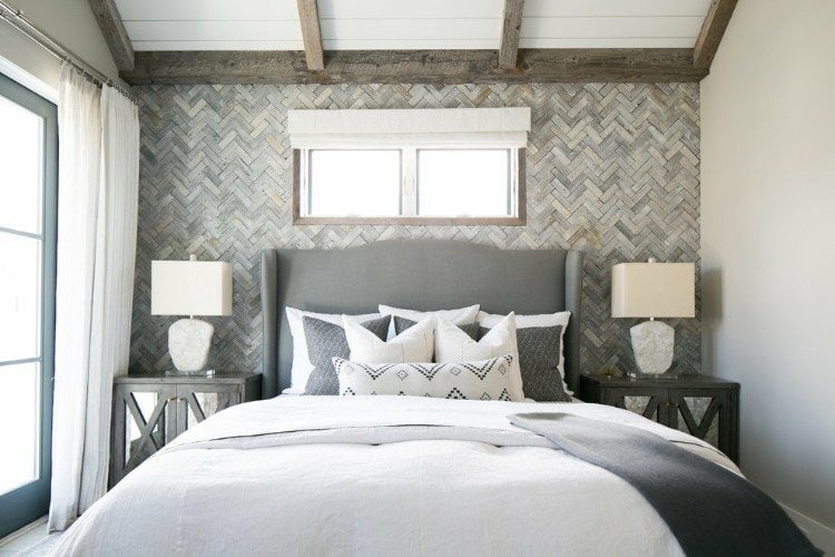 schlafzimmer in grau bett wandgestaltung mit fischgrätmuster graue nuancen