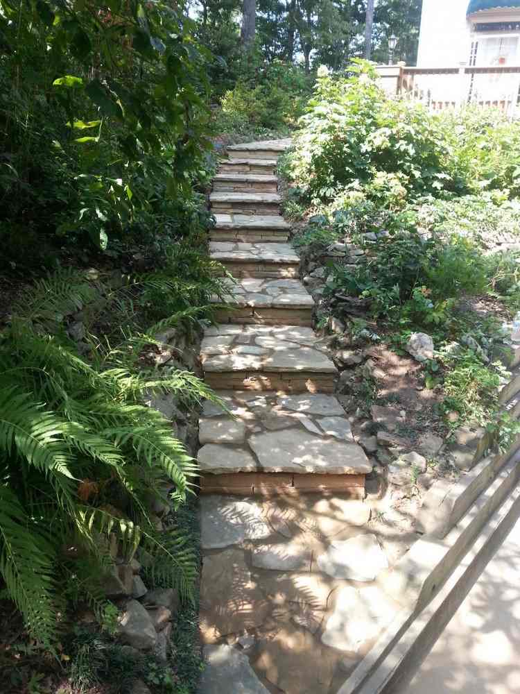 schmale treppe garten steinplatten gartenweg