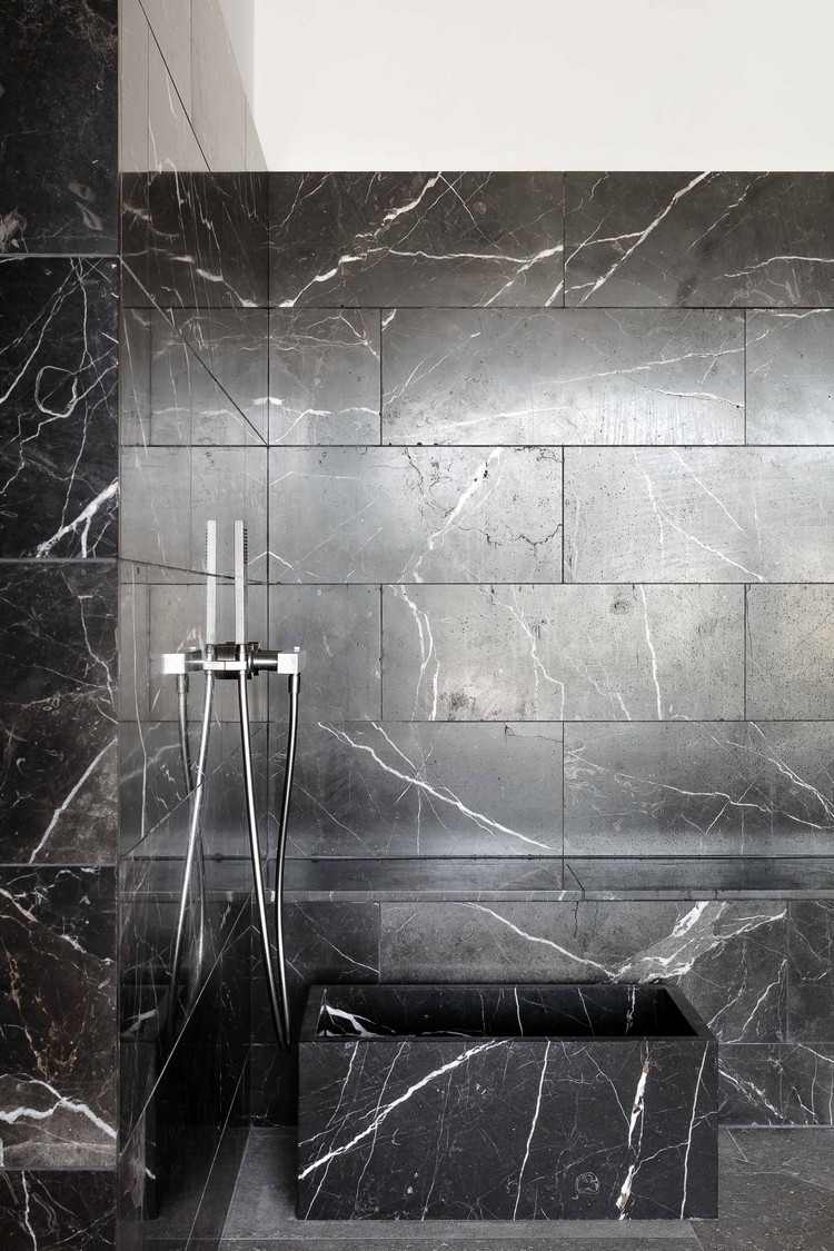 schwarze Marmorgliesen Wand Badezimmer Design modern
