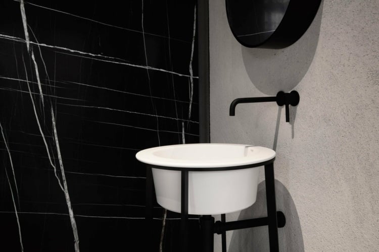 schwarzer marmor weiß waschbecken weiß armaturen badezimmer