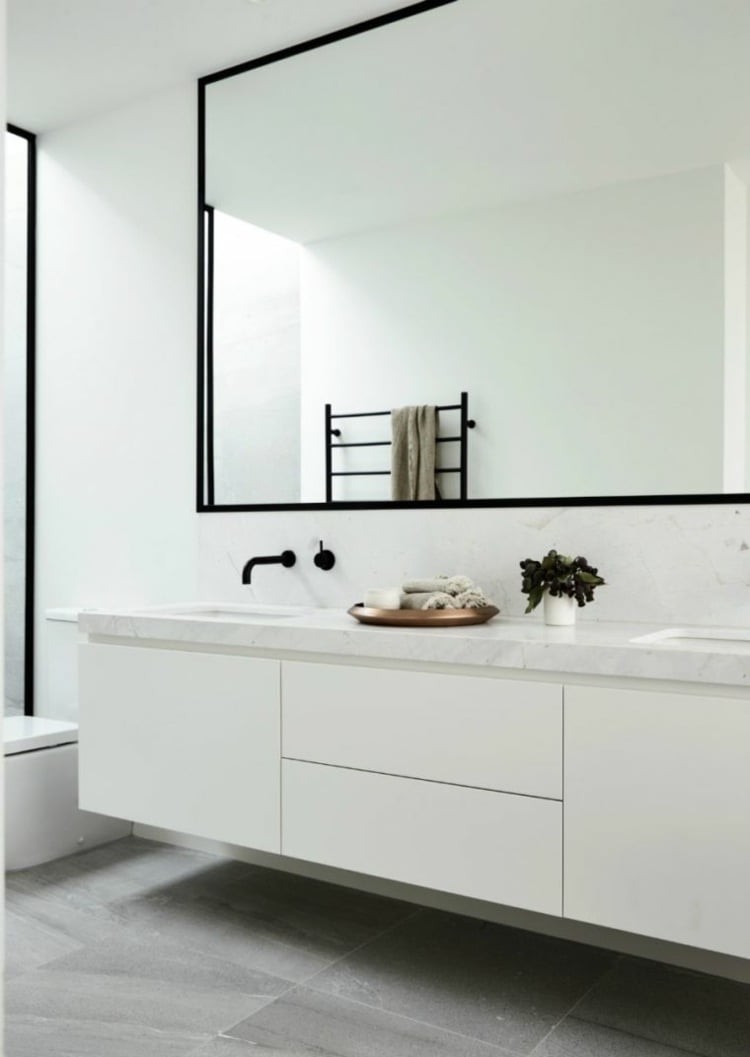 spiegel rahmen schwarz badezimmer armaturen minimalistisch