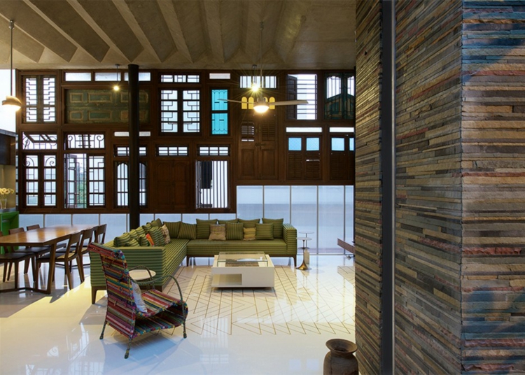 stoff holz säulen wohnbereich couch esstisch alte türen und fenster