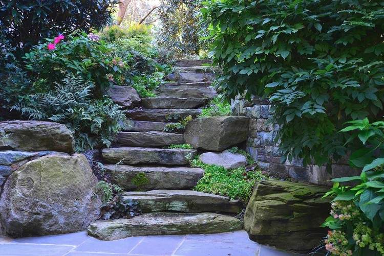 treppe im naturgarten ideen stein raue optik