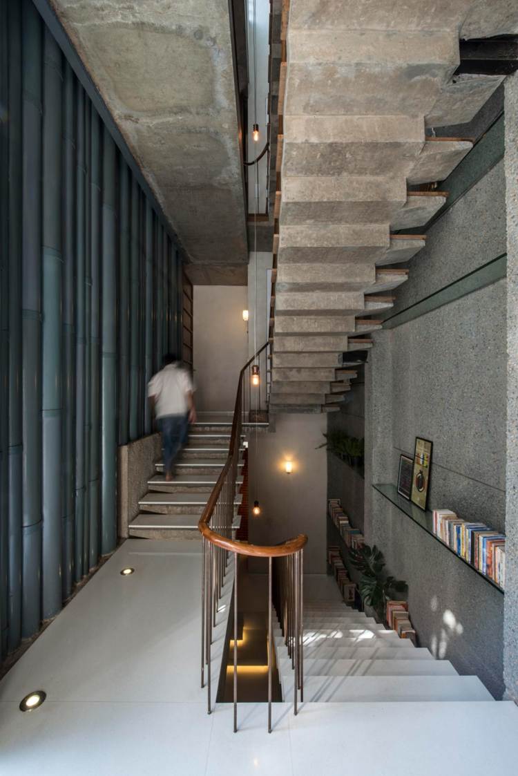 treppenhaus beton metallrohren wand bücher beleuchtung