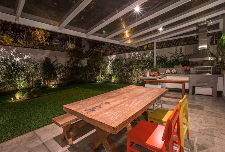 überdachte Terrasse Plexiglas Massivholz Esstisch