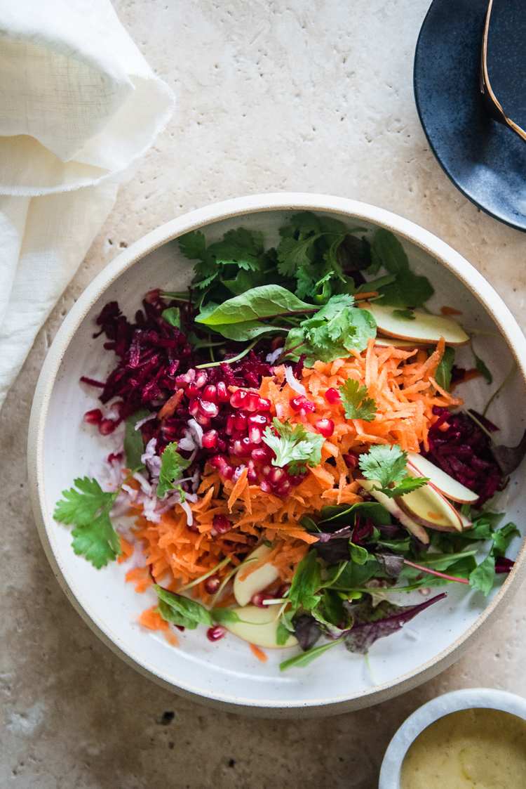 vegetarische frühlingsrezepte karotten apfel rote bete salat granatapfel