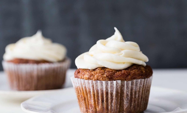 vegetarische frühlingsrezepte karotten muffins cupcakes frischkäse creme