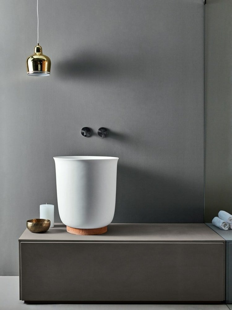 waschbecken modern pendelleuchte gold badezimmer armaturen schwarz graue wand