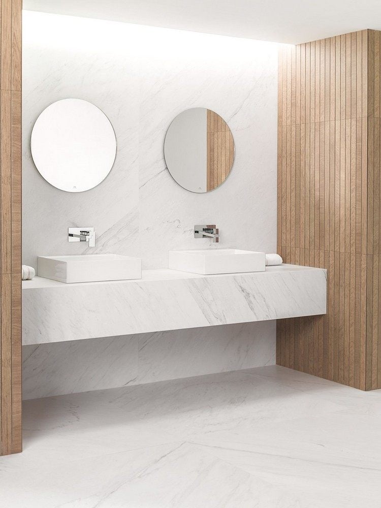 weißer Marmor im Badezimmer mit Holz kombiniert
