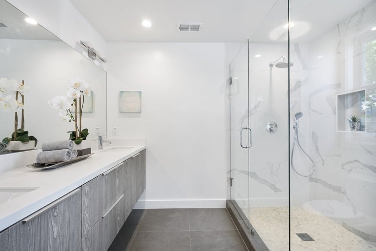 Badezimmer Design begehbare Dusche Marmor Optik Grau Naturstein LED Beleuchtung
