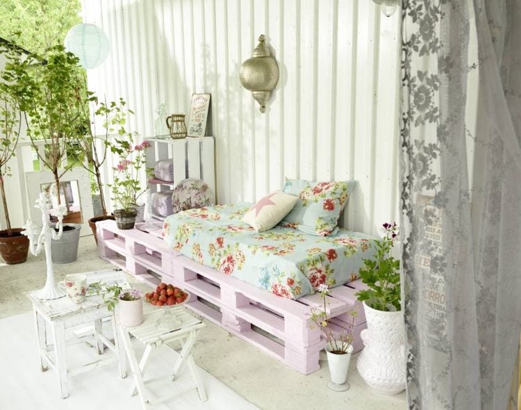 Balkon Sofa aus Paletten rosa lackiert Blumenmuster Kissen