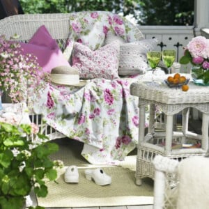 Balkon dekorieren Shabby Chic Landhaus weiße Rattan Möbel Blumen Kissen