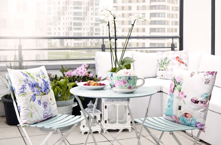 Balkon dekorieren Shabby Chic Mint Weiß Rosa Blumenmuster Orchideen Kissen Klappstühle