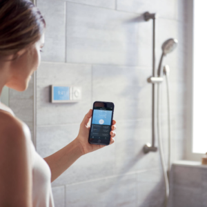 Das smarte Badezimmer Wasserfluss per App steuern