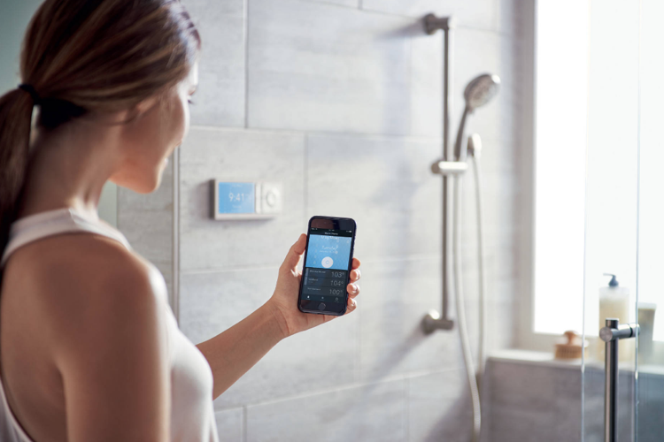 Das smarte Badezimmer Wasserfluss per App steuern