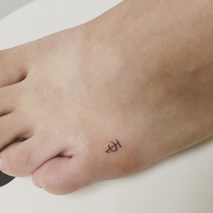 Fi Minitattoo Fuß griechisches Symbol