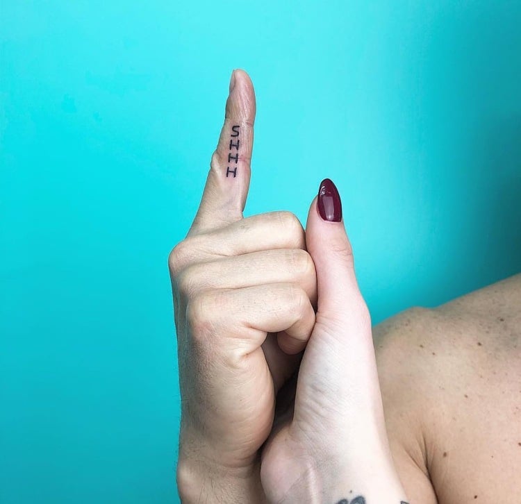 Finger-Tattoo Schriftzug Shhh Mann