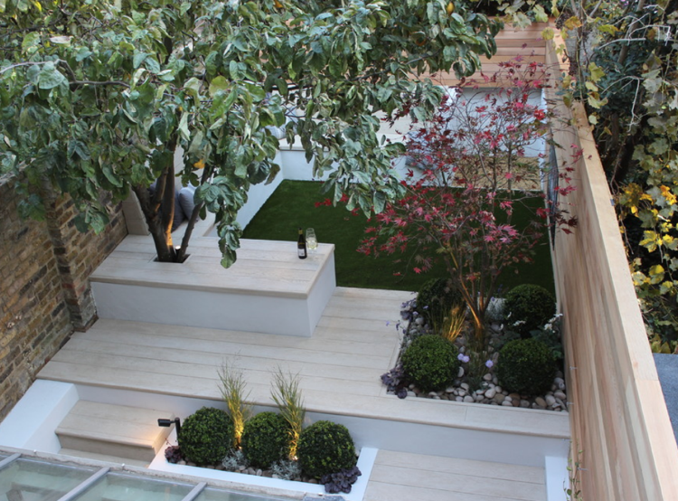 Garten pflegelecht schmal klein Kunstrassenteppich integrierter Baum