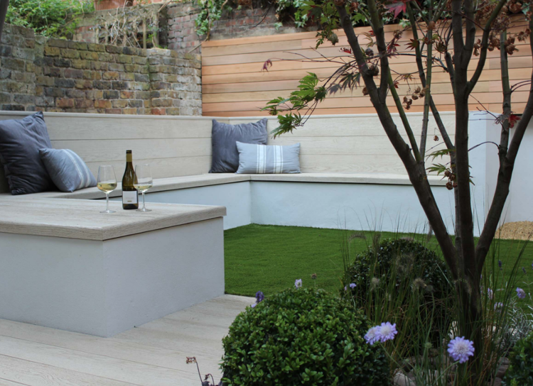 Garten pflegeleicht Ideen Rasenteppich gemauerte Sitzbank