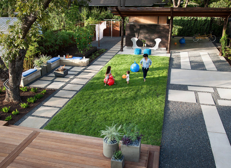 Garten pflegeleicht schmaler Rasenstreifen Bodenbelag Ziersplitt Betonplatten