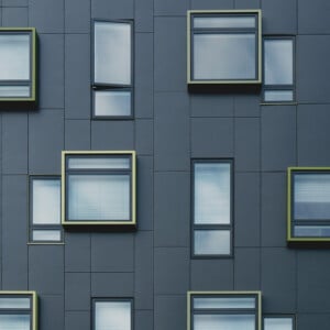 HPL Platten Fassade Anthrazit Fenster verschiedene Formen