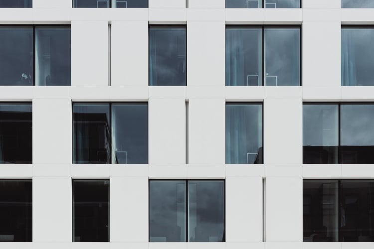 HPL Platten Weiß Fassade Raumhohe Fenster modern