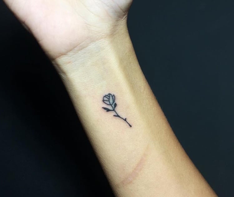 Handgelenk-Tattoo Frau Rose klein schwarz-weiß