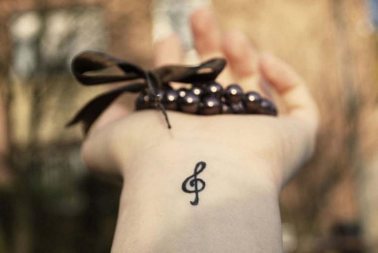 Handgelenk-Tattoo Notenschlüssel Musik Liebe