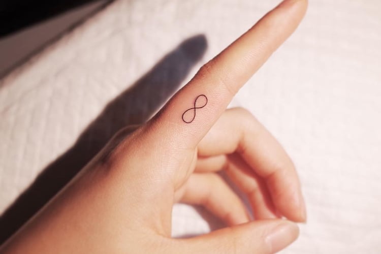 Mini Tattoo Finger Unendlichkeitszeichen Zeigefinger