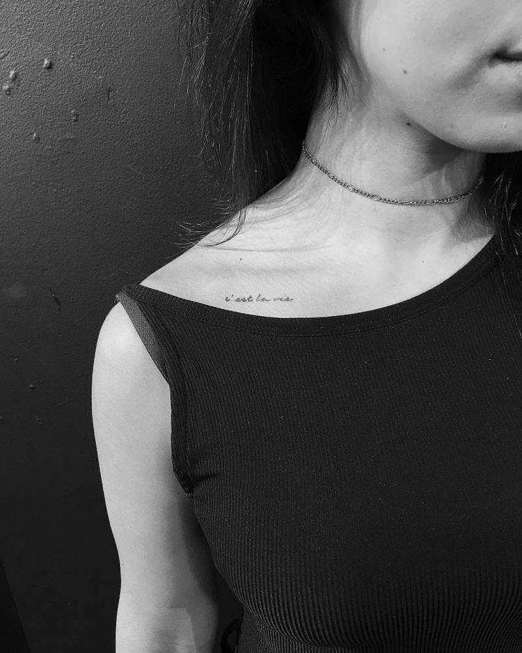 Mini Tattoo Frau Schlüsselbein Spruch cest la vie