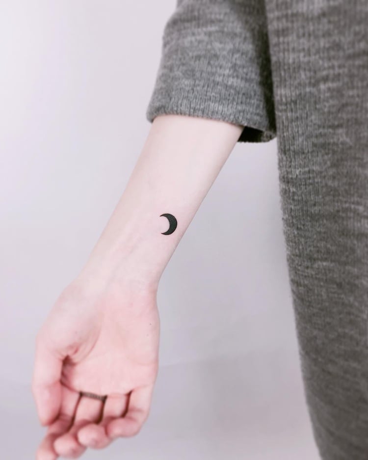 Mini Tattoo Halbmond Handgelenk klein