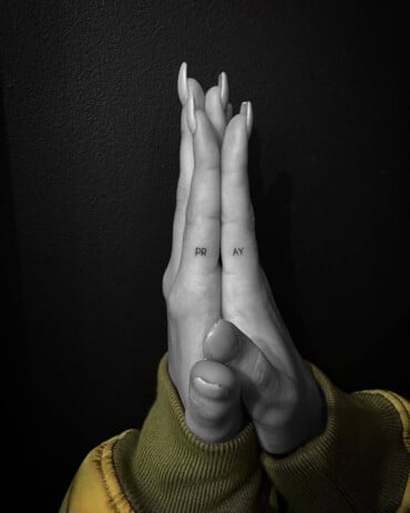Mini Tattoo Hand zusammen Beten